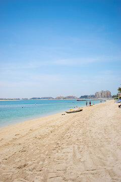 Playa de guau cristalina en Dubai 