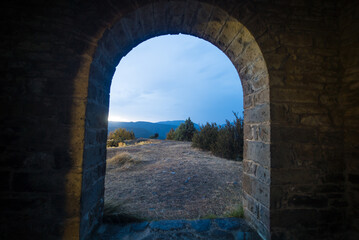 Arco románico en el Pirineo de Aragón, Huesca, España