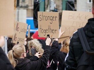 Schilder beim Protest gegen Rassismus