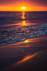 atardecer en una playa con pequeñas olas