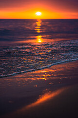 atardecer en una playa en tonos magentas