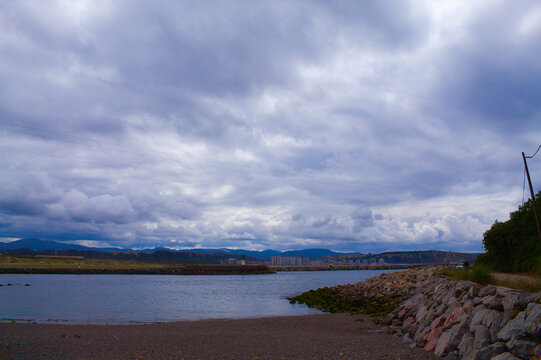 Playa del Ara&ntilde;&oacute;n en la desembocadura de la R&iacute;a de Avil&eacute;s, Asturias