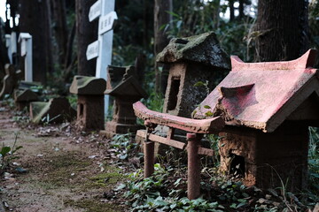 並び立つ鳥居と祠