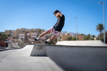 Joven skater hace un truco llamado "rock to fakie" en el borde de una piscina de skate. Movimiento 3