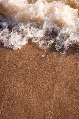 olas rompiendo sobre la orilla