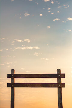 Marco de madera con cielo de fodo