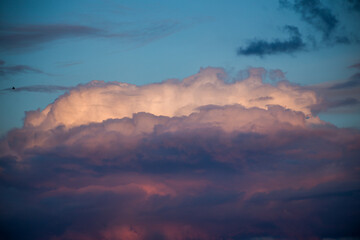 Obraz premium Beautiful magnificent clouds at sunset in the sky