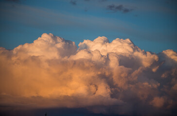 Naklejka premium Beautiful magnificent clouds at sunset in the sky