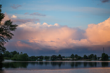 Naklejka premium Beautiful magnificent clouds at sunset in the sky