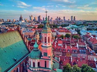 Foto op Plexiglas Beautiful panoramic aerial drone view on Warsaw Old town (POL: Stare Miasto) with modern skyscrapers on the horizon, Royal Castle, square and the Column of Sigismund III Vasa at sunset, Poland © udmurd