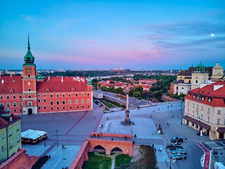 Obraz premium Beautiful panoramic aerial drone view on Warsaw Old town (POL: Stare Miasto) - the oldest district of Warsaw (13th century), Royal Castle, square and the Column of Sigismund III Vasa at sunset, Poland