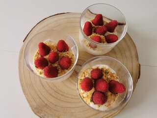 muesli with strawberries