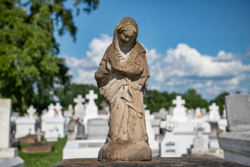 Obraz premium Statue of Blessed Virgin Mary on Grave in Grand Coteau Louisiana