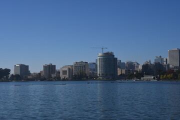 Obraz premium Downtown Oakland Buildings reflected in Lake Merritt, Oakland CA