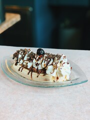 Bananasplit mit Schlagsahne und Schokoraspeln