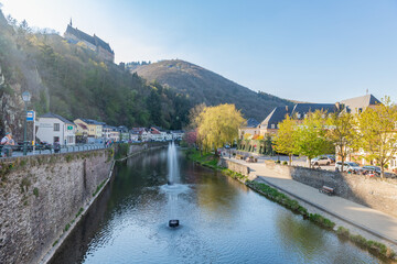 Fototapeta premium Widok na wioskę Vianden i średniowieczny zamek na wzgórzu, Luksemburg
