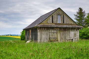 Fototapeta na wymiar Old rural cottage, rural landscape on a spring day in northern Poland