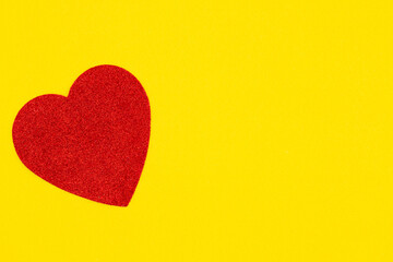 Obraz premium Red heart on yellow felt material background