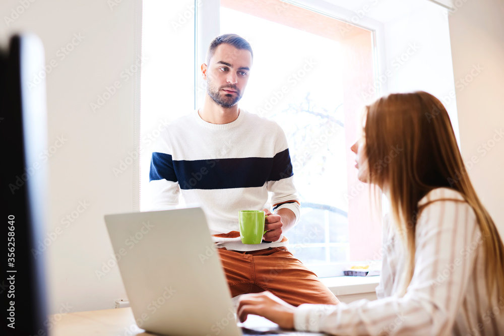 Poster messages using wifi 4g connection in coworking