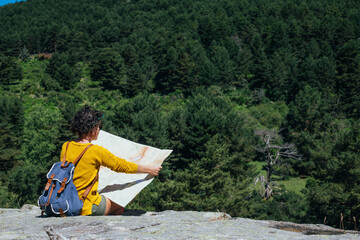 mujer explora en la montaña con mapa