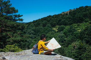 mujer explora en la montaña con mapa