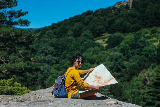 mujer explora en la monta&ntilde;a con mapa