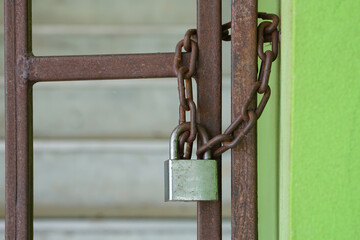 old iron door has rust, locked with a showroom. With a padlock that cannot be opened