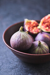 Fresh ripe figs in a bowl close-up.
