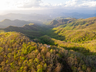 Obraz premium Widok z lotu ptaka Wesser Bald Fire Tower w Nantahala National Forest w zachodniej Karolinie Północnej o zachodzie słońca