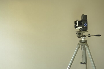 アンティーク 二眼レンズ フィルムカメラとフランス製 三脚をレイアウト（白背景・コピースペース）