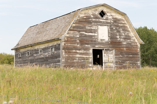 old dilapidated barn with peeling paint
