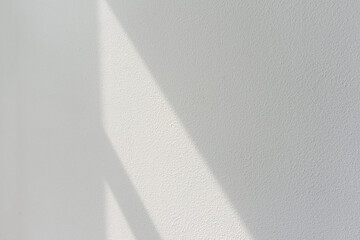 窓の影が落ちた白い壁