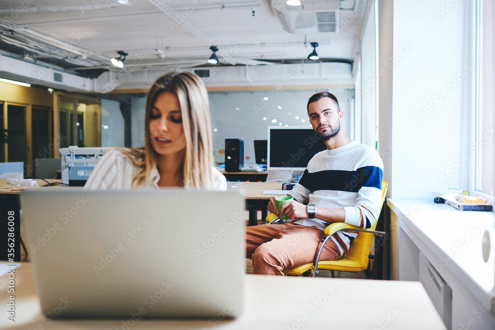 Poster messages using wifi 4g connection in coworking
