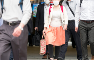 Fototapeta na wymiar 東京　マスクを付けた通勤風景　品川駅 2020年5月26日