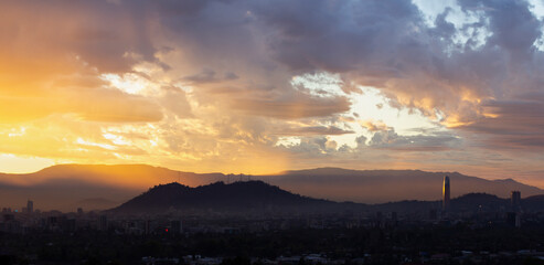 Obraz premium sunset over city with buildings and clouds