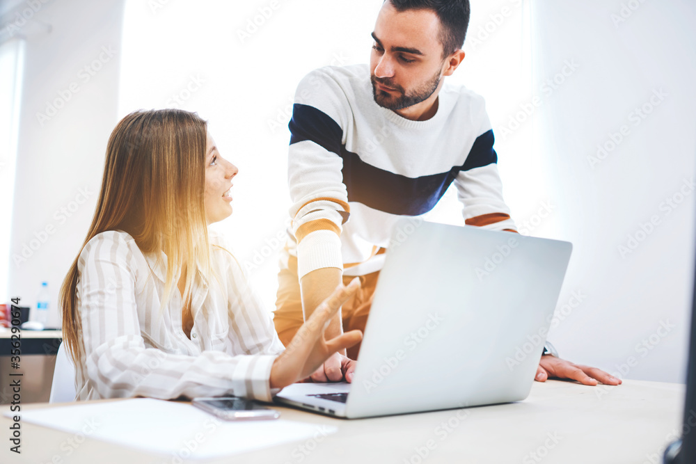 Poster messages using wifi 4g connection in coworking