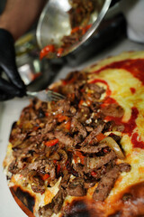 Pizza con Carne Asada y Aji morron.  Comida Real Preparacion 