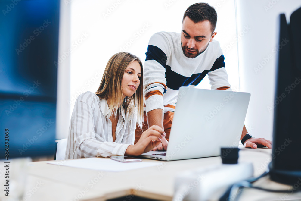 Poster messages using wifi 4g connection in coworking