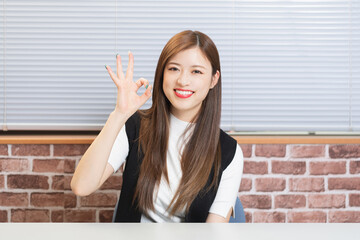 OKのポーズをする若い女性