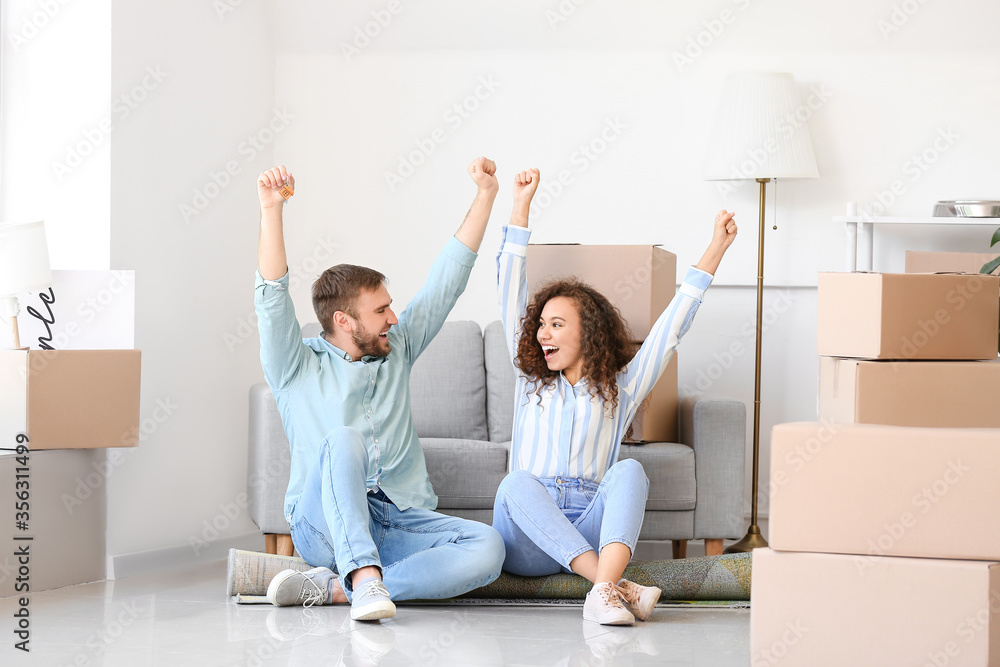 Poster Happy young couple in their new flat on moving day