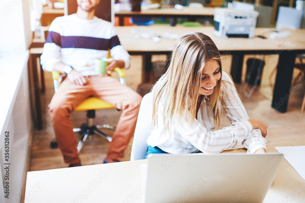 Poster messages using wifi 4g connection in coworking
