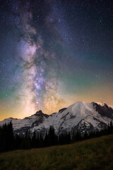 Fototapeta na wymiar Milky way over Mount Rainier, Washington