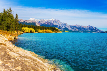 Fototapeta premium Lake reflects the golden foliage