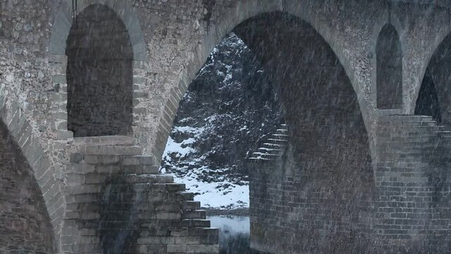 Nevada sobre el r&iacute;o Ter con un puente de fondo (Manlleu, Osona, Barcelona, Catalunya)