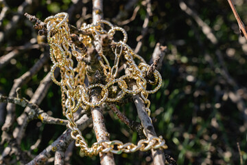 This season, multi-tiered chains of different types and sizes are fashionable. Faceted Golden links...
