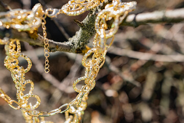 This season, multi-tiered chains of different types and sizes are fashionable. Faceted Golden links...