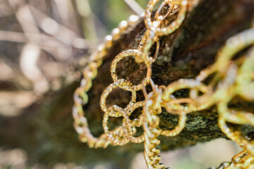 This season, multi-tiered chains of different types and sizes are fashionable. Faceted Golden links...
