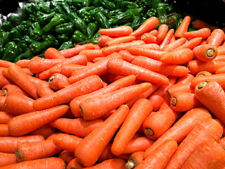 色を見ただけで鮮度の良さが伝わるニンジンとピーマン