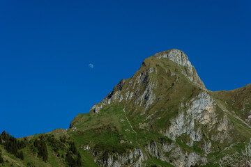 Der Gantrisch ein Berg in den Berner Alpen mit dem aufgehenden Mond.