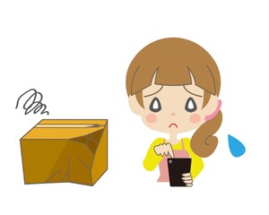 凹んだ箱とスマートフォンを操作して困り顔をする女性